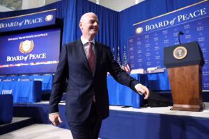 Kirsty Coventry dit ne pas avoir été informée de la présence d’Infantino au Conseil de la paix (AP)