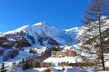 La Foux d’Allos - une avalanche traverse le domaine skiable, la station fermée
