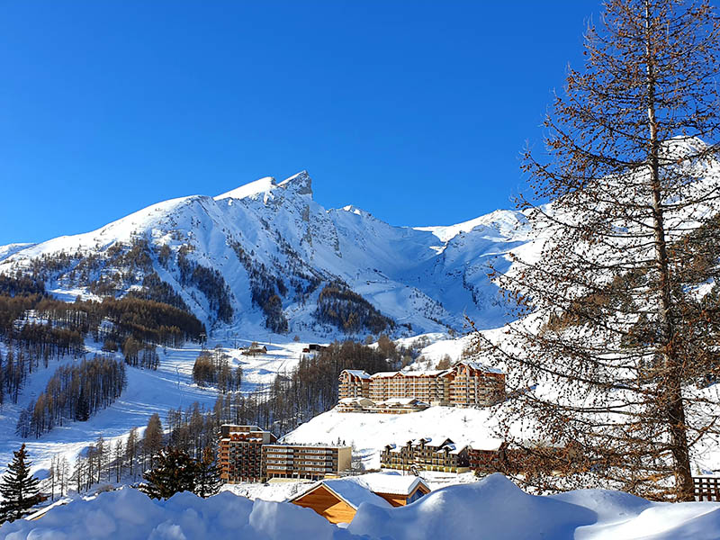 La Foux d’Allos - une avalanche traverse le domaine skiable, la station fermée