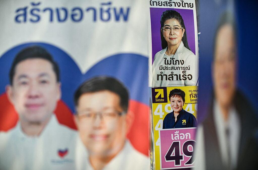 La Thaïlande vote lors d’élections anticipées marquées par une lutte à trois pour le pouvoir (AP)