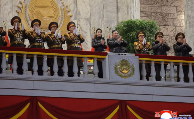 La fille de Kim Jong-un apparaît lors d’un défilé militaire à Pyongyang, relançant les spéculations sur sa succession (AP)