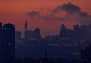 La pénurie d’électricité plonge l’économie ukrainienne dans sa plus grave crise depuis 2022 (AP)