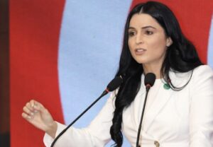 La police tunisienne arrête Olfa Hamdi à son arrivée à l’aéroport de Tunis