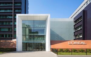 La taxe “exceptionnelle” plombe le bénéfice de L’Oréal malgré une année d’investissements record