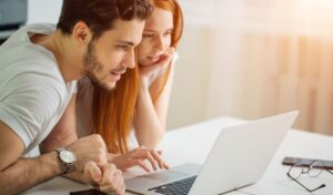 L’amour au bureau, terrain miné entre liberté et licenciement