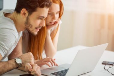 L’amour au bureau, terrain miné entre liberté et licenciement