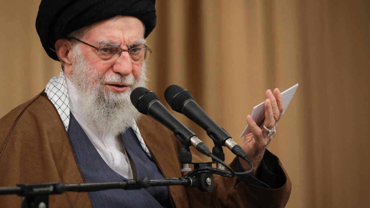 L’ayatollah Khamenei avertit qu’une attaque américaine pourrait déclencher une « guerre régionale »