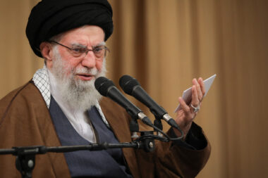 L’ayatollah Khamenei avertit qu’une attaque américaine pourrait déclencher une « guerre régionale »