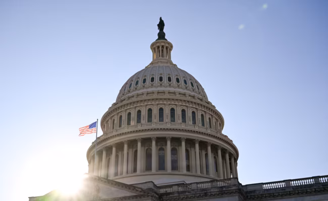 Le Congrès américain envisage un vote pour limiter les pouvoirs de guerre de Trump face à l’Iran (AP)