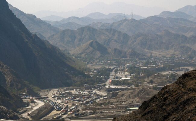 Le Pakistan annonce des frappes en Afghanistan après une vague d’attentats-suicides (AP)