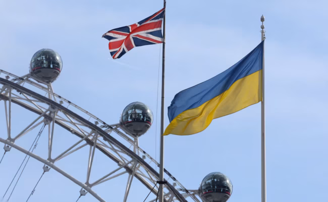 Le Royaume-Uni annonce un nouveau plan de soutien à l’Ukraine pour le quatrième anniversaire de la guerre (AP)