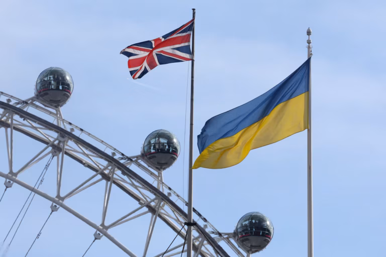 Le Royaume-Uni annonce un nouveau plan de soutien à l’Ukraine pour le quatrième anniversaire de la guerre (AP)