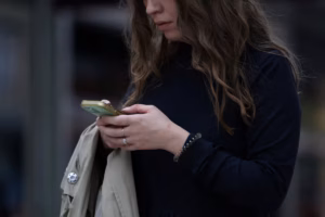 Le Royaume-Uni impose un retrait sous 48 heures des images intimes diffusées sans consentement (AP)