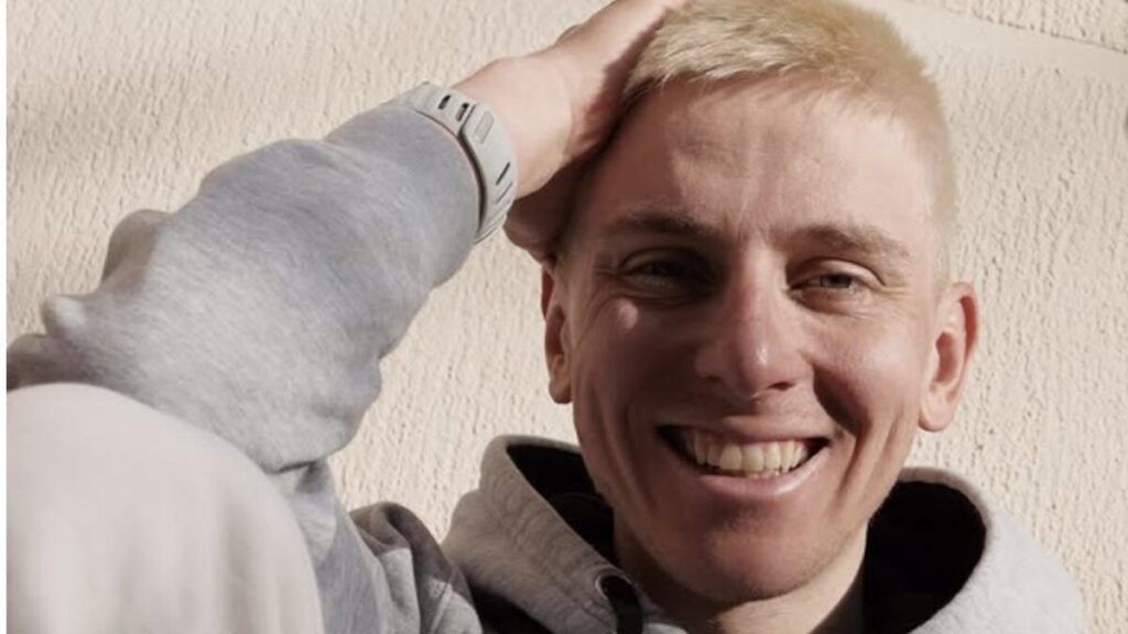 Le cycliste Pogacar se teint en blond pour saluer Eminem avant sa saison 2026