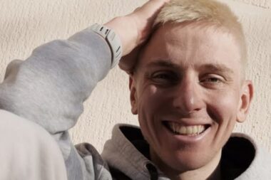 Le cycliste Pogacar se teint en blond pour saluer Eminem avant sa saison 2026