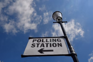 Le gouvernement britannique maintient les élections municipales de mai après un nouveau revirement (AP)