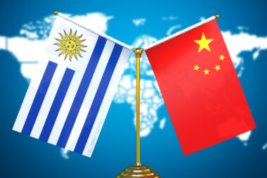 Le président uruguayen Yamandú Orsi à Pékin avec 150 personnes : l’Uruguay mise sur la Chine pour sécuriser ses exportations