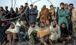 Le retour massif d’Afghans depuis le Pakistan et l’Iran met le pays « au bord du gouffre », alerte l’ONU (AP)