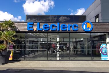 Leclerc creuse l’écart et dépasse les 50 milliards d’euros de ventes en 2025 (wikipedia commons)