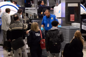 Les agents de la TSA travaillent sans salaire dans les aéroports américains après un nouveau « shutdown » (AP)