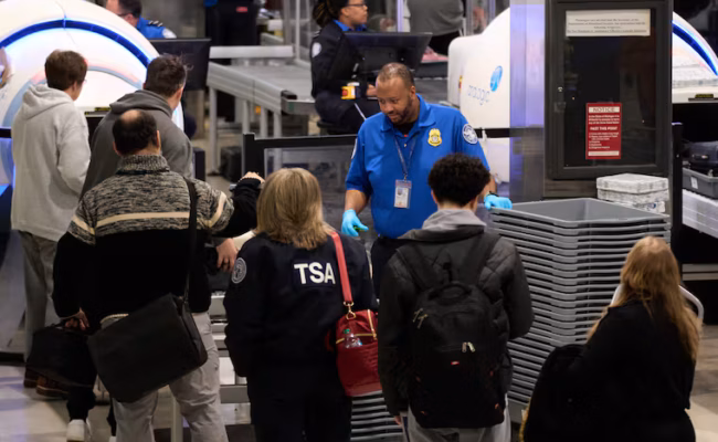 Les agents de la TSA travaillent sans salaire dans les aéroports américains après un nouveau « shutdown » (AP)