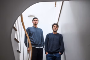 Les fils d’Imran Khan sollicitent des visas pour rendre visite à leur père emprisonné au Pakistan (AP)