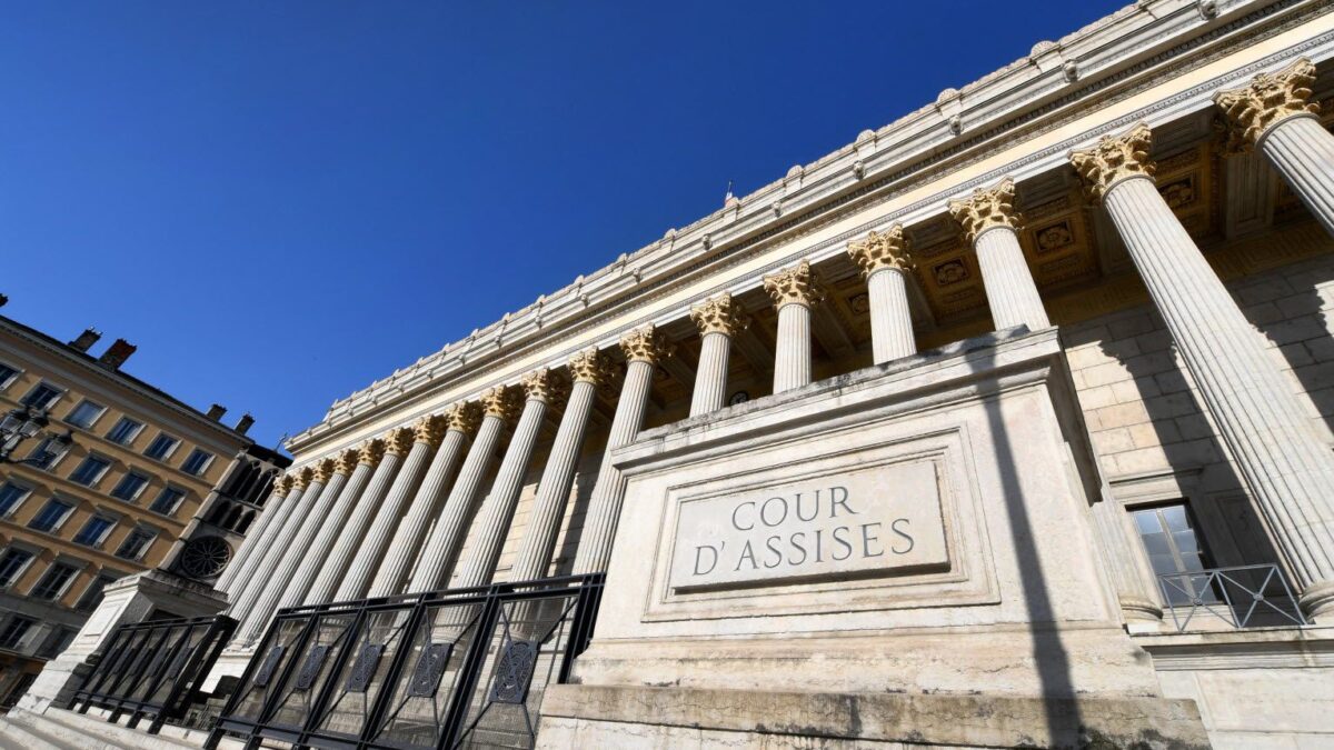 Lyon : un homme d’une cinquantaine d’années jugé pour avoir poignardé son ex-compagne à 54 reprises devant leurs enfants