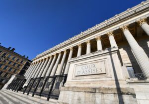 Lyon : un homme d’une cinquantaine d’années jugé pour avoir poignardé son ex-compagne à 54 reprises devant leurs enfants