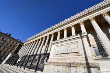 Lyon : un homme d’une cinquantaine d’années jugé pour avoir poignardé son ex-compagne à 54 reprises devant leurs enfants