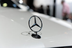 Mercedes-Benz voit son bénéfice net chuter et ses marges tomber à un plus bas historique (ap)