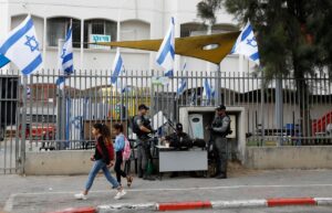 Missiles iraniens : Israël ferme écoles et lieux publics et décrète l’état d’urgence