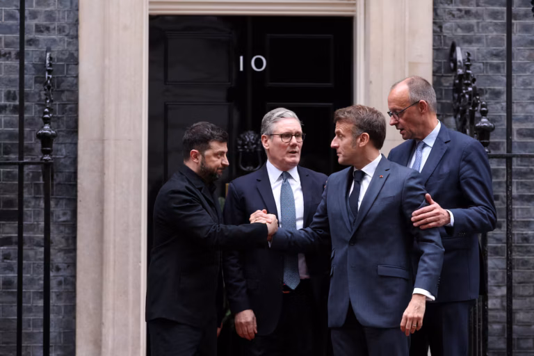 Moscou accuse Kiev de viser l’arme nucléaire avec l’aide de Londres et Paris, l’Ukraine dénonce un « mensonge absurde » (AP)