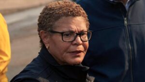 Municipales à Los Angeles - Karen Bass fragilisée par les incendies, la crise des sans-abri et un climat politique explosif (AP)