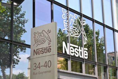 Nestlé voit son bénéfice reculer de 17 % en 2025 et recentre sa stratégie