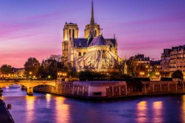 Notre-Dame de Paris - une péniche-librairie va s’amarrer quai de Montebello au printemps 