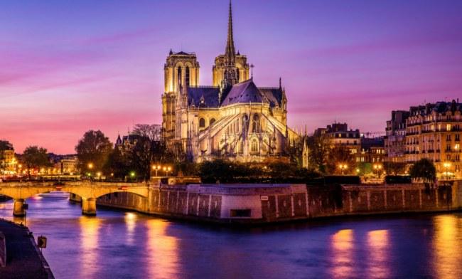 Notre-Dame de Paris - une péniche-librairie va s’amarrer quai de Montebello au printemps 