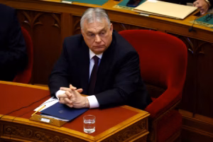 Orbán accuse l’Ukraine de menacer le réseau énergétique hongrois et déploie l’armée (AP)