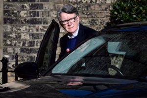 Peter Mandelson arrêté à Londres - ses avocats dénoncent des « allégations sans fondement » sur un départ à l’étranger (AP)