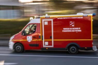 La Chapelle-Saint-Ursin : une voiture en flammes après un choc contre un mur, trois mineurs en urgence absolue