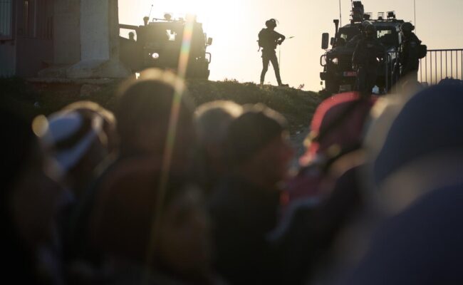 Première prière du vendredi du Ramadan à la mosquée Al-Aqsa sous fortes restrictions israéliennes (AP)