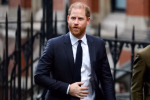 Procès du prince Harry - un témoin clé autorisé à déposer par visioconférence dans l’affaire du Daily Mail (AP)