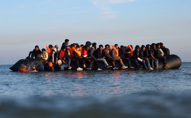 Reform UK promet une agence d’expulsion inspirée de l’ICE pour freiner l’immigration (AP)