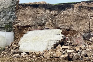 Rouen : des remparts classés monuments historiques se sont effondrés après un glissement de terrain (P.Cornily, FTV)