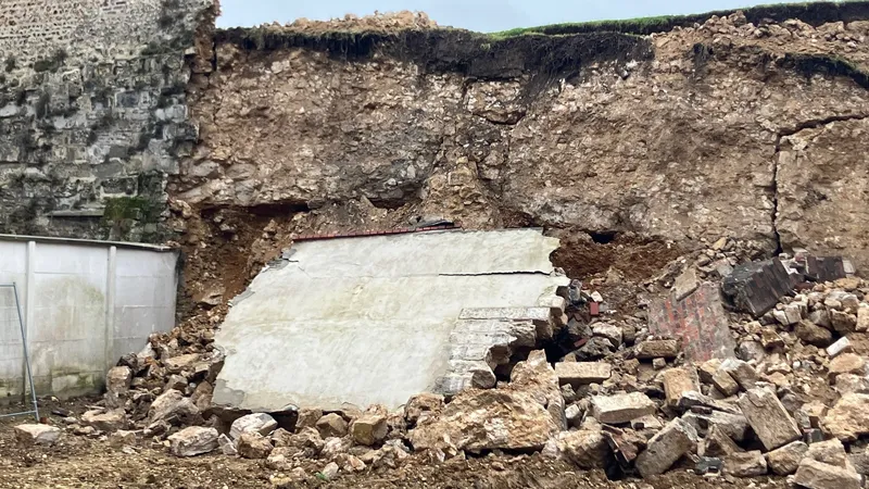 Rouen : des remparts classés monuments historiques se sont effondrés après un glissement de terrain (P.Cornily, FTV)