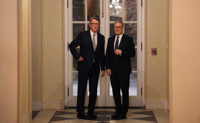 Starmer présente ses excuses sur Mandelson mais adopte un ton offensif face à la tempête politique (AP)