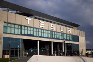 Tesla porte plainte contre un membre du syndicat pour enregistrement clandestin d’une réunion du comité d’entreprise (AP)
