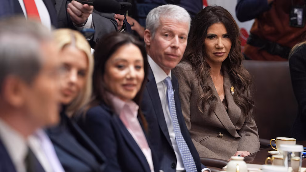 Trump affirme que l’État fédéral n’interviendra pas lors des manifestations dans les villes dirigées par les démocrates sans demande locale (AP)