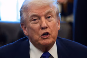 Trump abroge le fondement juridique de la politique climatique et supprime les normes d’émissions automobiles (AP)