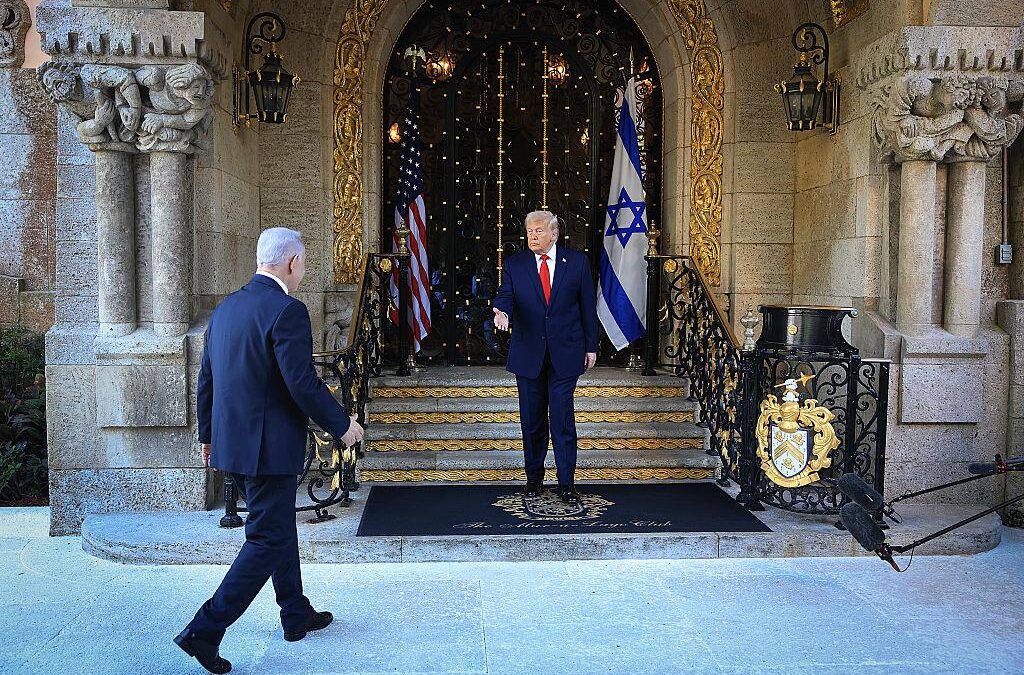 Trump aurait assuré Netanyahu de son soutien à des frappes contre le programme de missiles iranien, selon CBS (AP)