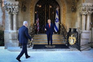 Trump aurait assuré Netanyahu de son soutien à des frappes contre le programme de missiles iranien, selon CBS (AP)